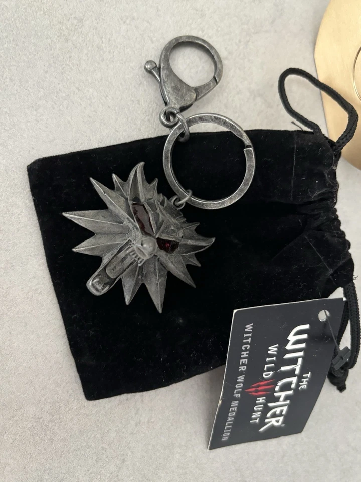 THE WITCHER WILD HUNT WOLF MEDALLION IN BLACK VELOUR DRAWSTRING BAG BNWT - Image 2 of 3