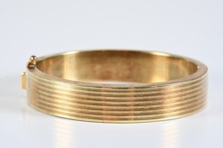 O84A02 Gold 585 14kt Klapparmreif mit geriffelter Struktur