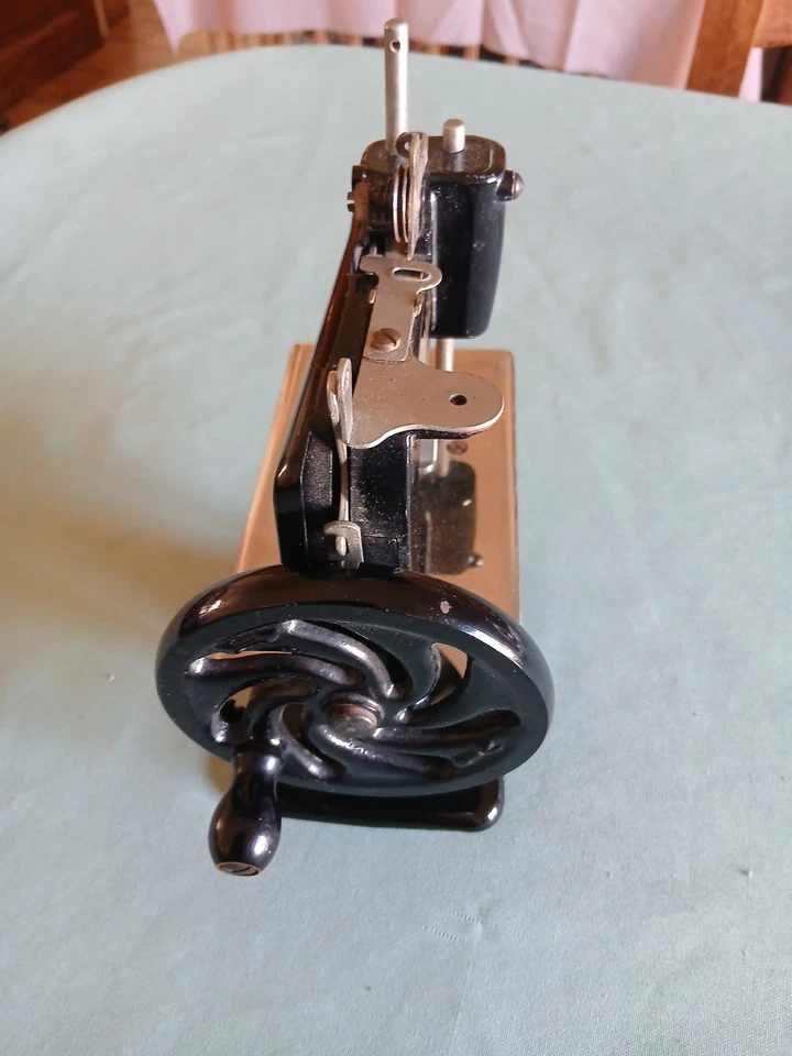ANCIENNE PETITE MACHINE A COUDRE SINGER JOUET ENFANT FONTE ALUMINIUM - Photo 4/4