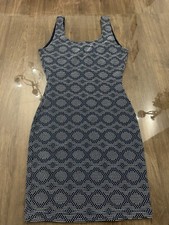 Navy blue and white bodycon dress with a touch of glamour #bodycon #glamour