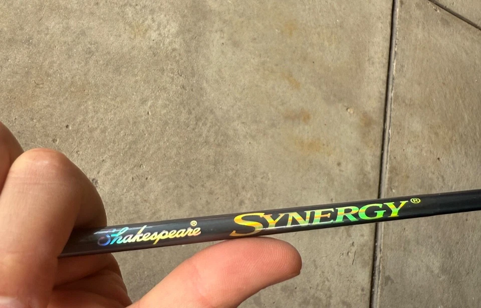 Carrete de pesca giratorio fundido Shakespeare Synergy Rod & Reel Foto 3 de 4