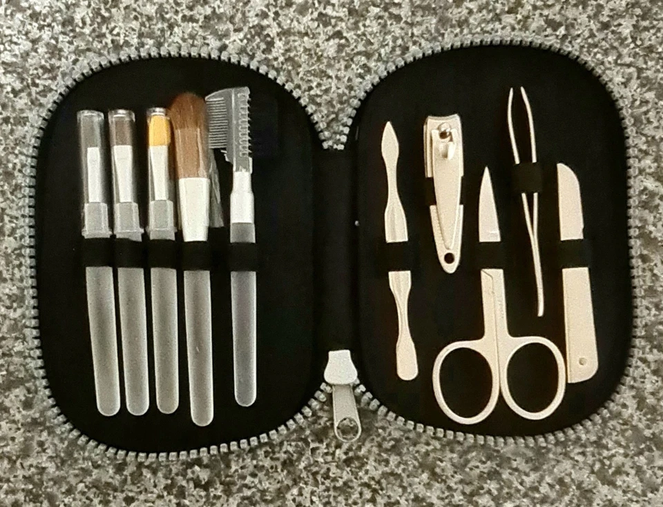 Maniküre- und Schmink-Set in schwarzem Stoff-Etui mit Reisverschluss, neu