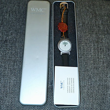 WMC Analog Armbanduhr Lederarmband Schwarz Weißes Zifferblatt Silber Box