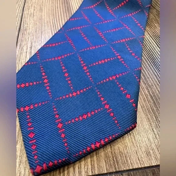 Paul Stuart Navy and Red Patterned Tie 100%Silk Formal Business Finance Wear - Image 4 of 4