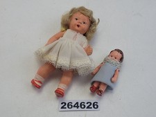 2x Puppen + Bekleidung ARI Masse Keramik Metall Nr. 439 Spielzeug alt #264626