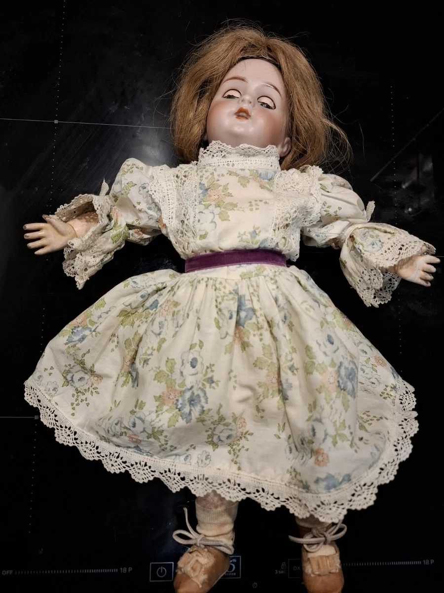 Poupée vintage en porcelaine avec coffre de poupée