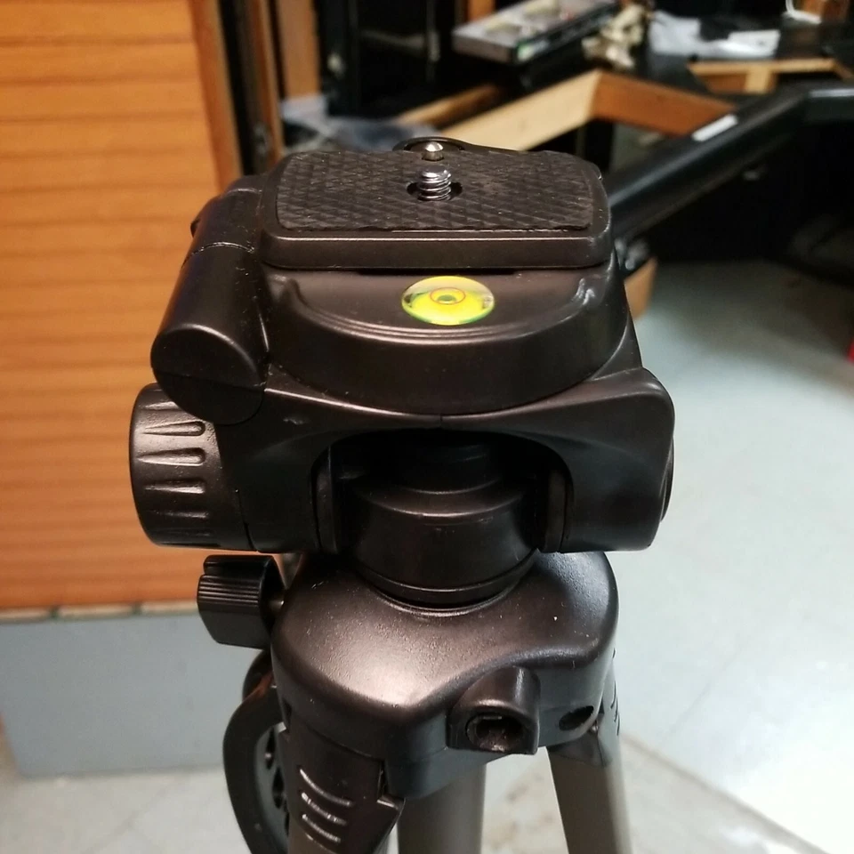 VidPro Tripod with Levels, Quick-Release Plate, Handle. 1 broken tightener - Image 4 of 4
