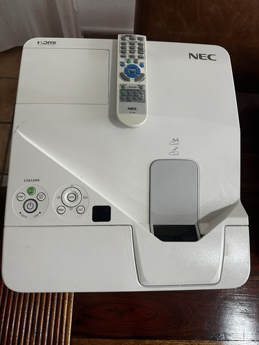 NEC UM330W 3LCD Projektor WXGA 96% Lampe Perfekte Fernbedienung Projektor