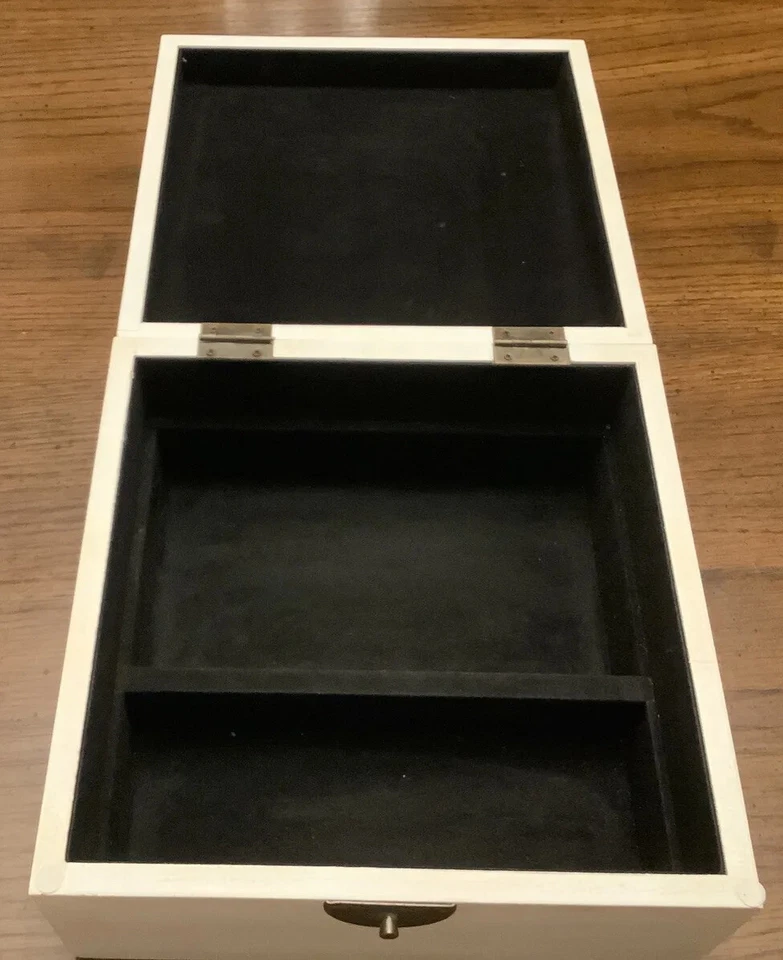 Caixa clássica de magnólia pintada à mão Thomas Pacconi. Creme. Venda de imóveis. 9x9x4,5 - Imagem 4 de 4