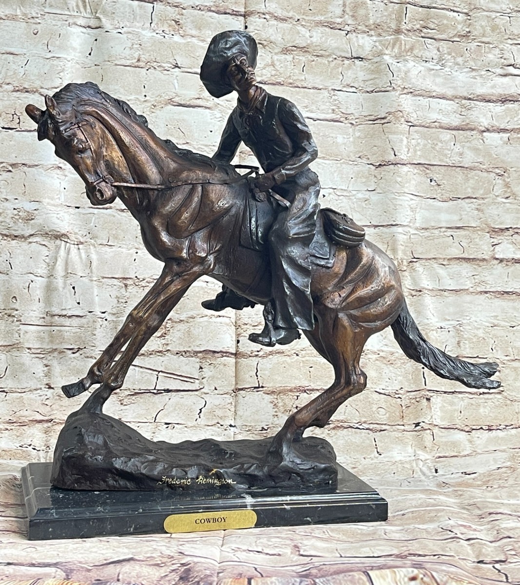 【ブロンズ調】Frederic Remington カウボーイ像 彫像 ブロンズ調】Frederic Remington カウボーイ像 彫像 - メルカリ