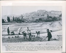 1964 Israeli Workers Pope Paul Mount Zion Jordanian Border Slope Wirephoto 8X10