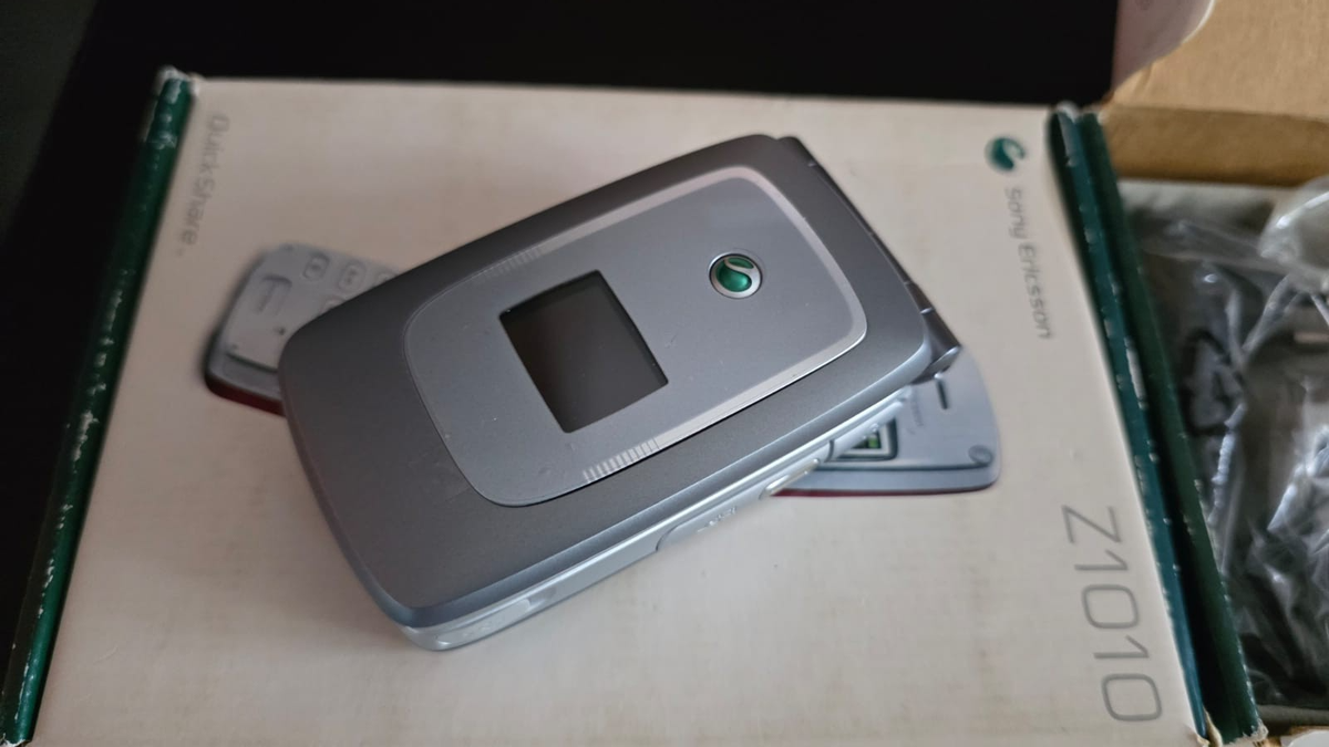 携帯電話本体 With box Sony Ericsson Z1010 - 32 MB - Silver (Unlocked opened box full set