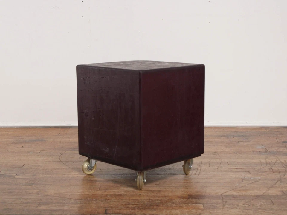Mesa/otomana cubo recubierto de goma translúcida Mid-Century con ruedas Foto 2 de 4