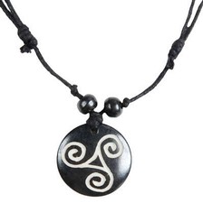 Kelten Halskette Macha (Triskele) aus Resin Schwarz-Weiß | HEMAD Gewandung LARP