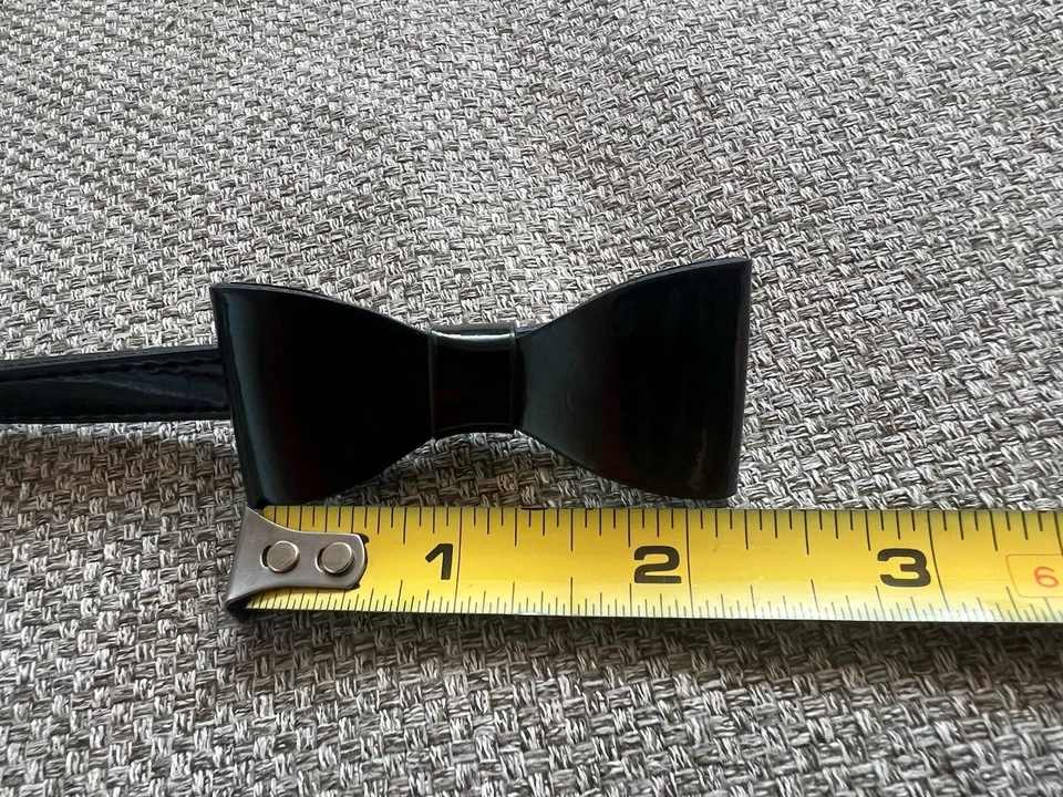 Cinturón ajustado AnnaKastle para mujer imitación charol negro con mini lazo talla M agotado Foto 3 de 4