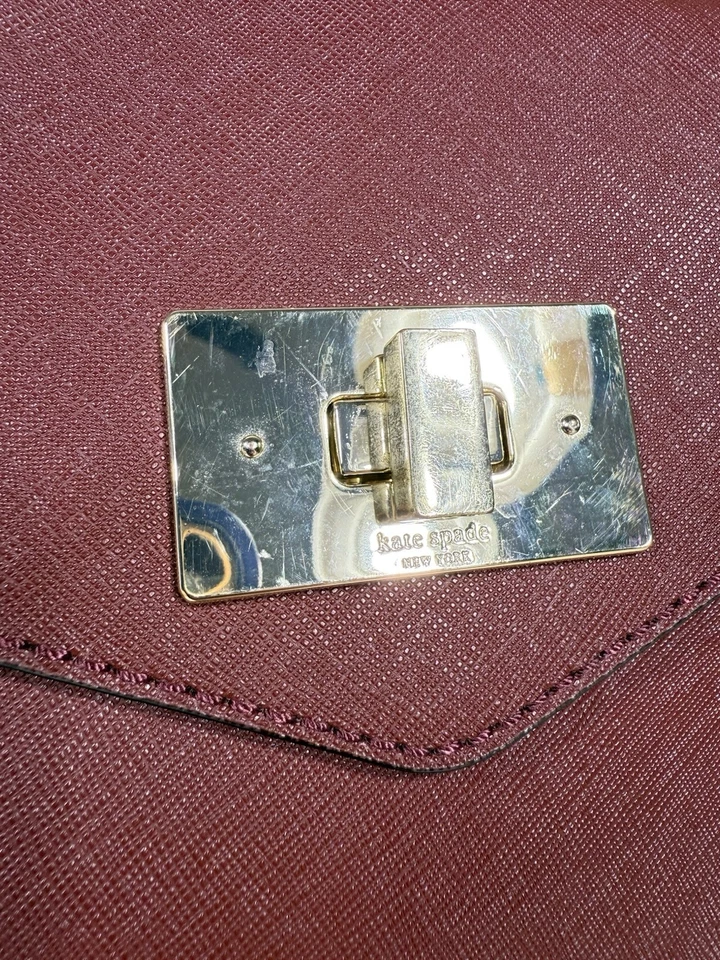 Bolso de Mano Kate Spade Post Street Halsey Grande Cuero Saffiano Granate Herrajes Dorados Foto 3 de 4