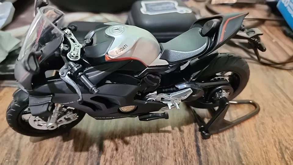 1:12 Ducati Panigale V4S Alloy Diecast Motorcycle Model Black w/ Sound & Light - Image 3 of 4