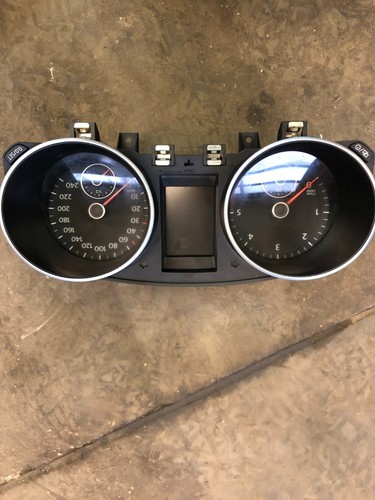 VW Golf VI Limousine 1.6 TDI Schalter Tacho Kombiinstrument 5K0920873A