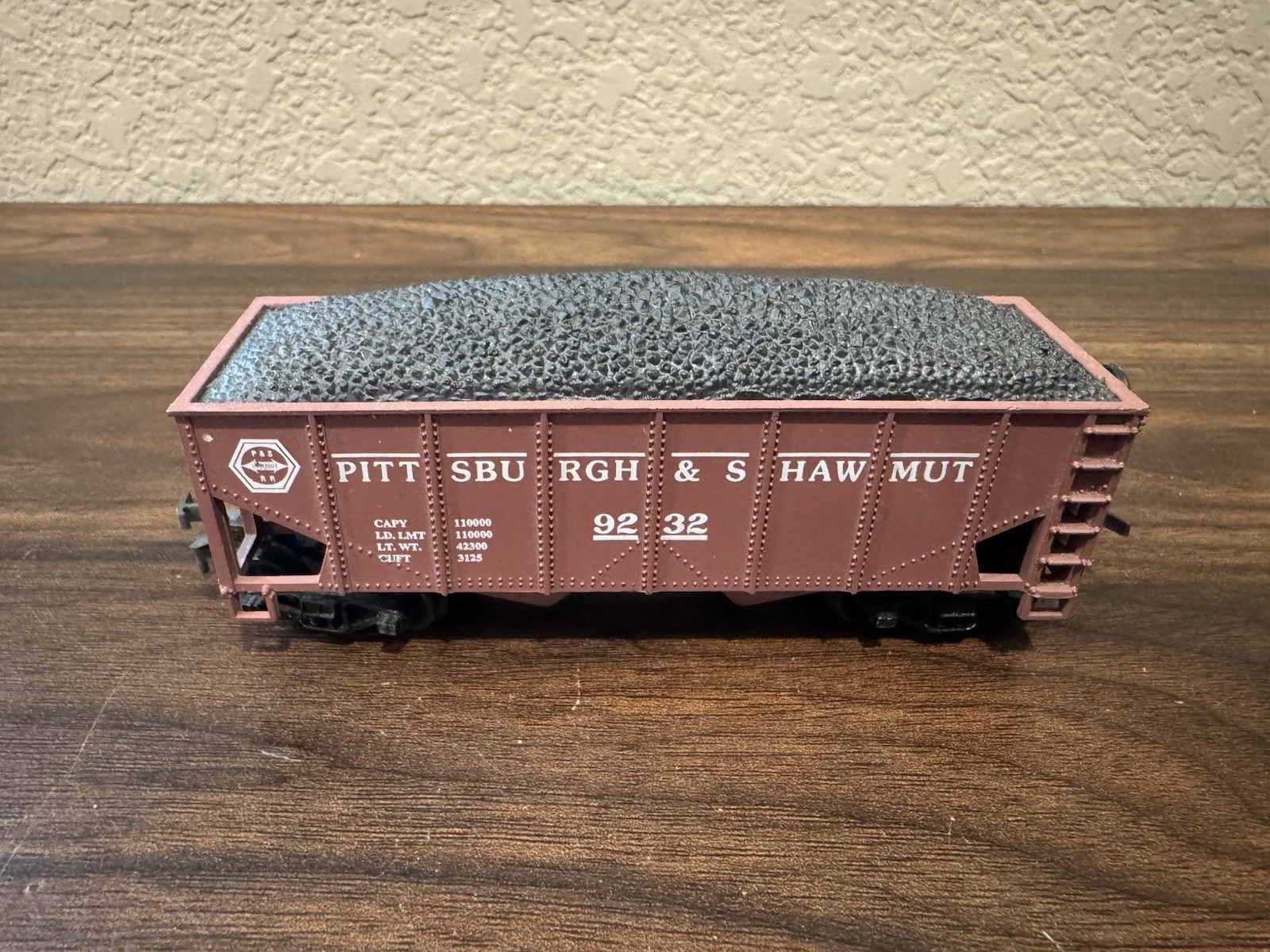 Lot of 2 Life Like HO Scale Pittsburgh & Shawmut 2 Bay Hoppers; 1 with Load