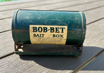 #ad Vintage BOB BET BAIT BOX WALTER amp; COLE BEAVER WISCONSIN $10.95