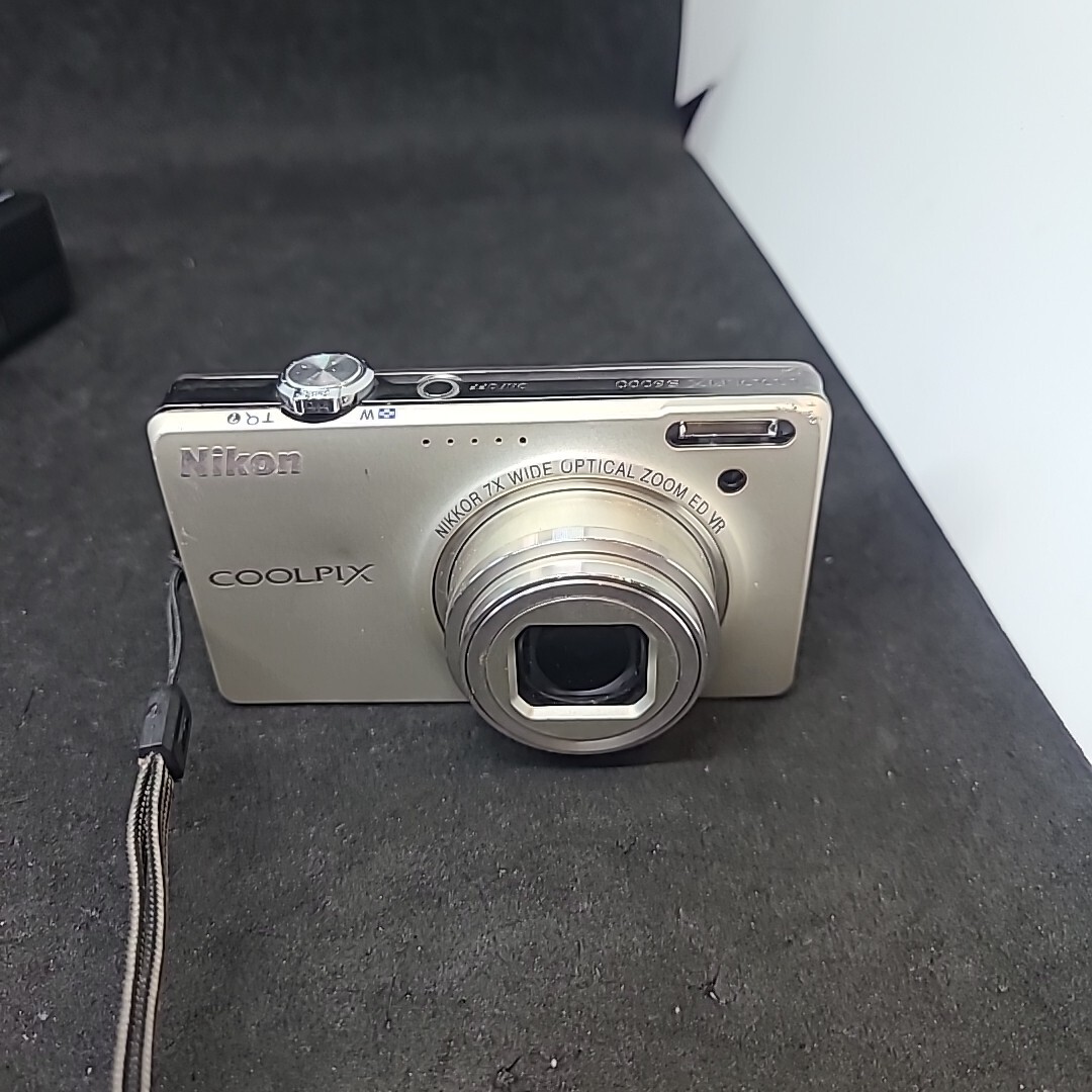 Silver Nikon COOLPIX S6000 14.2MP Digital Camera - No Silver Nikon COOLPIX S6000 14.2MP Digital Camera - No