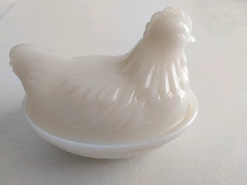 Vtg Small Milk Glass Hen on Nest Dish White Approx 4.25"L x 3.5"H #21550