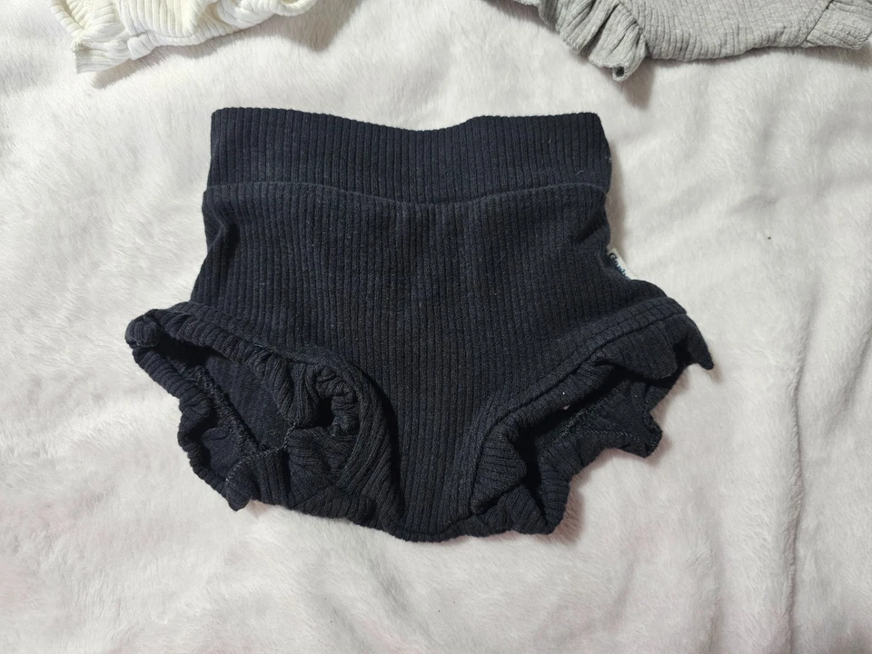Lote de 3 shorts bolha Gerber bebê meninas babados preto marfim cinza tamanho 0-3 meses - Imagem 4 de 4