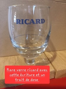 Un verre ballon ricard en bleu avec trait de dose