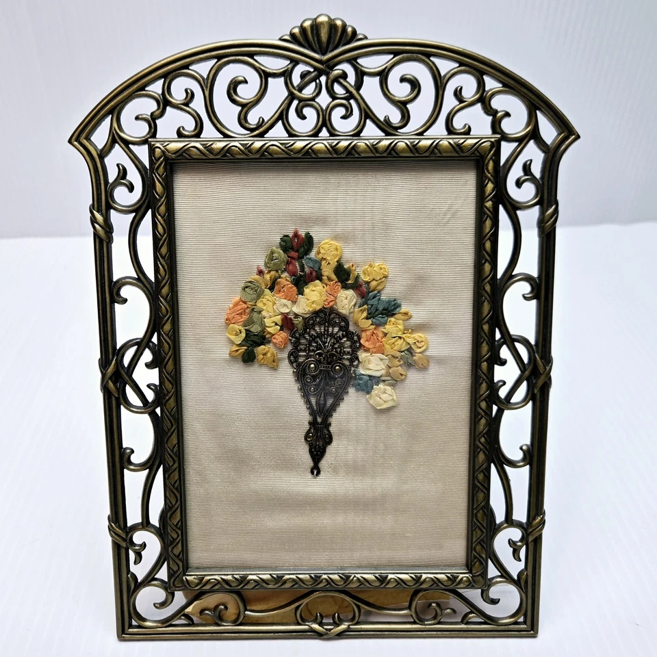 Cinta de seda enmarcada de colección arte ornamentado antiguo marco de latón ramo floral victoriano  Foto 3 de 4