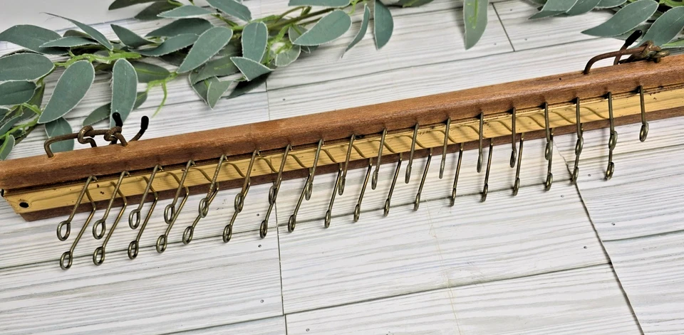 Armario organizador valet vintage de madera y latón para montaje en pared Foto 2 de 4