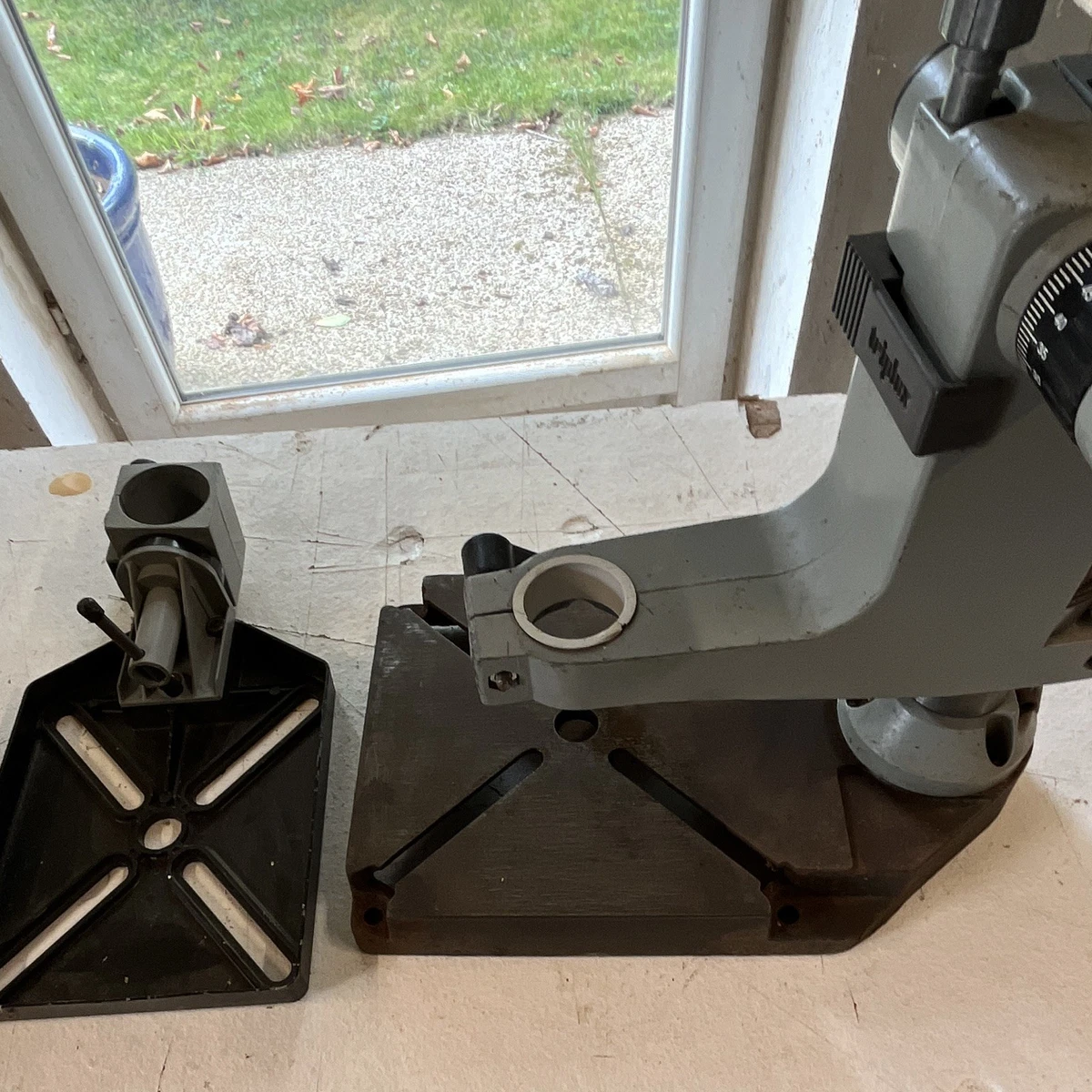 Soporte vertical universal Triplex con base y caja de hierro fundido