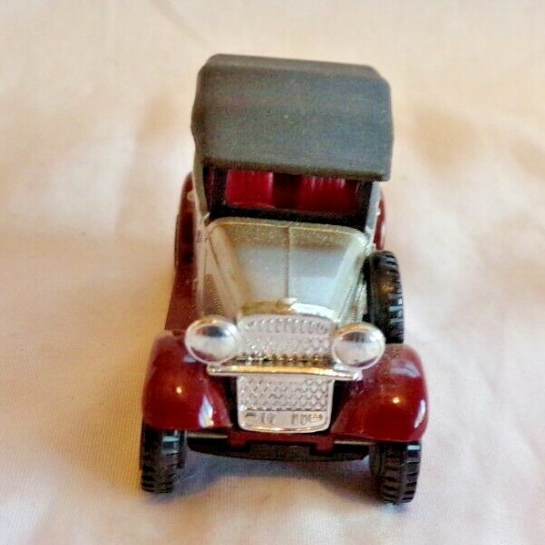tomica DATSUN1号車　1974年　箱無し 1974 Tomica Antique DATSUN SEDAN Color Silver/Red No. 60