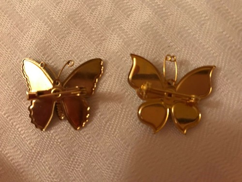 Paar goldfarbene und mehrfarbige Schmetterlingsnadeln, Emaille - Bild 2 von 2