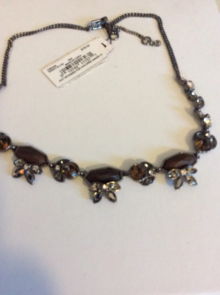 Collar Givenchy tono hemitato y madera oscura #181 GN de $150 Foto 4 de 4