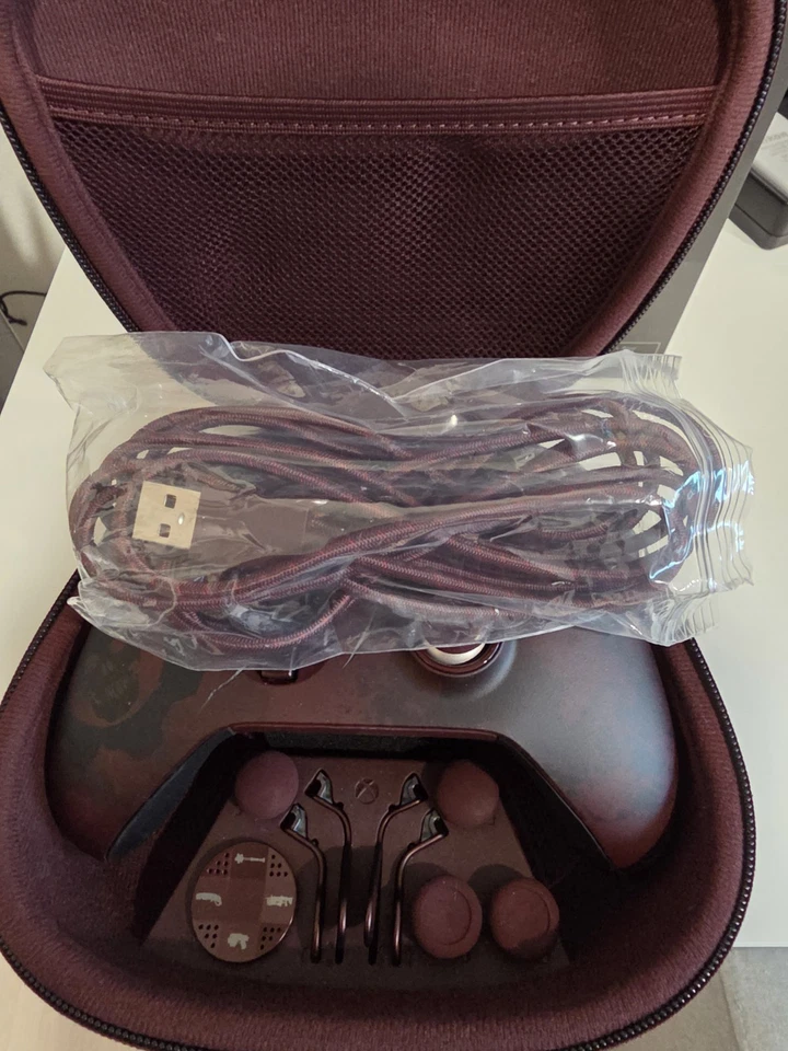 Gears of War 4 Elite Controller and Horde Edition Controller - Image 4 of 4