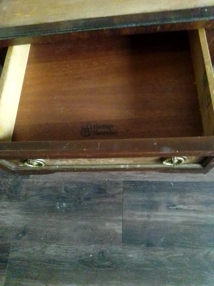 Mesa auxiliar Heritage Henredon Foto 3 de 4