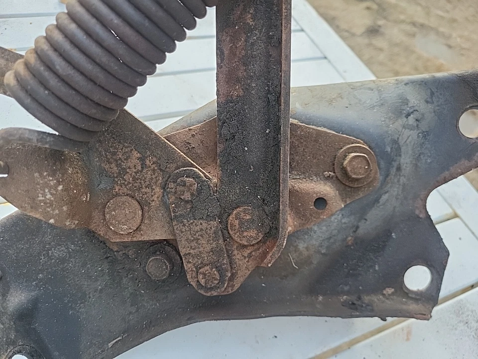 1966 BUICK RIVIERA GS HOOD HINGES AND HOOD HINGE SUPPORT BRACKETS LH RH SOLID - Image 4 of 4