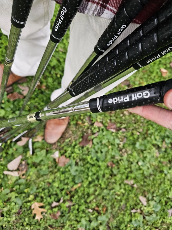 Empuñaduras envolventes Titleist 704 3-9 hierros DG X100 ejes Golf Pride Foto 3 de 4