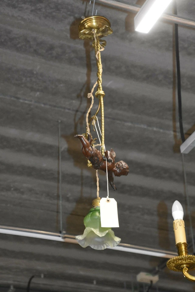 Antigua lámpara de araña francesa de bronce putti ángel verde pantalla de vidrio art nouveau Foto 2 de 4