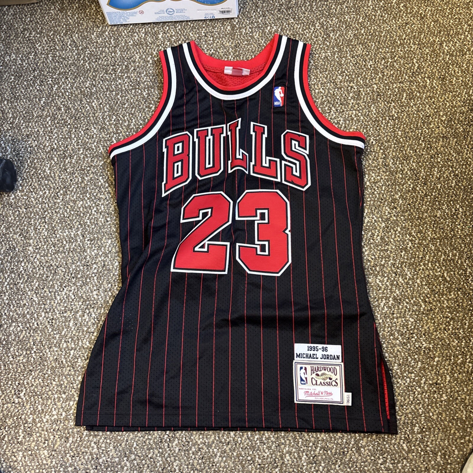 100% Authentic 1995 96 Michael Jordan Chicago Bulls Mitchell Ness Jersey Small