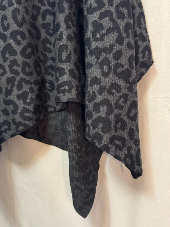 Poncho J McLaughlin Talla Única Granate Gris Oscuro Leopardo Estampado Animal Cuello Simulado Tejido Foto 2 de 4