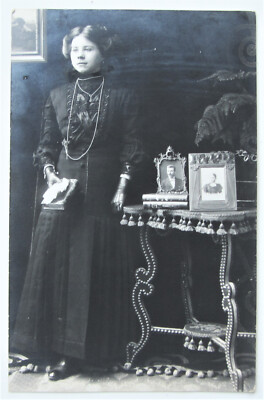 Junge Frau / Mädchen - auf Tisch 2 Bilderrahmen  - private Echtfoto Ak 1900
