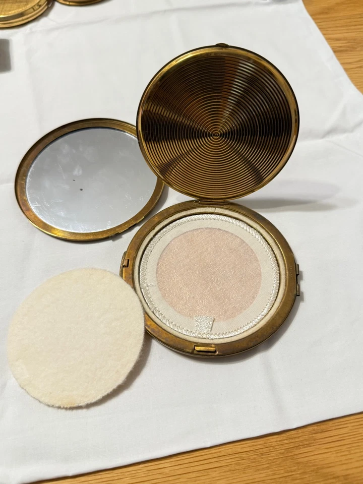 Vintage Powder compacts, sewing kit and cigarette case - Image 3 of 4