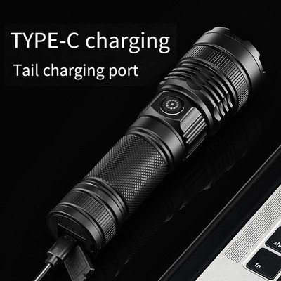Zoombare Outdoor Taschenlampe mit stabiler Konstruktion und einstellbarer Hellig