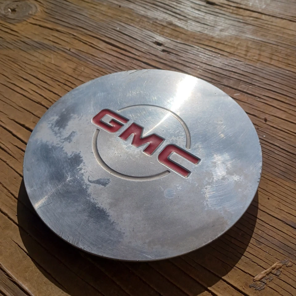 GMC Yukon, Sierra 1500 center cap 1999-2005, part # 15040220 01 - Image 2 of 3