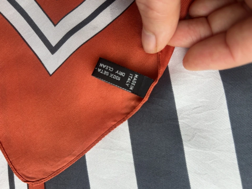 Bufanda cuadrada Escada Sport seda novedad 34”X34” 100 % seda Foto 2 de 4