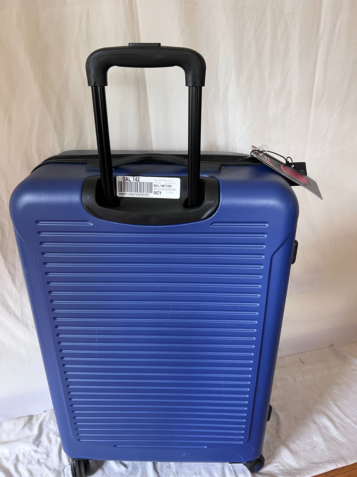 Tag Riverside 28'' Hard Shell Spinner Large CheckIn Suitcase Luggage