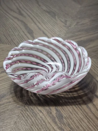 Vtg Made in Italy art glass bowl w/ scalloped edge, pink & white ribbons Murano?