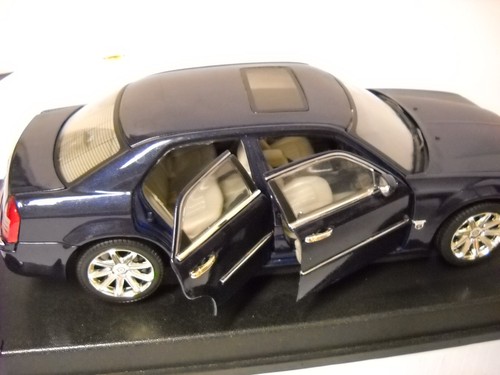 Motor Max Navy Blue 2005 Chrysler 300C Hemi 4 Door 1:18 Scale Die Cast Car - Picture 9 of 10