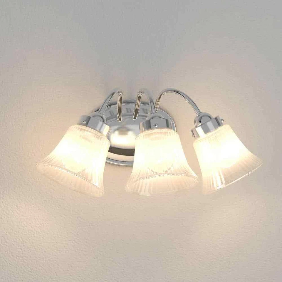 Luz de tocador de baño cromada de 3 luces de vidrio acanalado Progress Lighting, pantallas de vidrio Foto 4 de 4